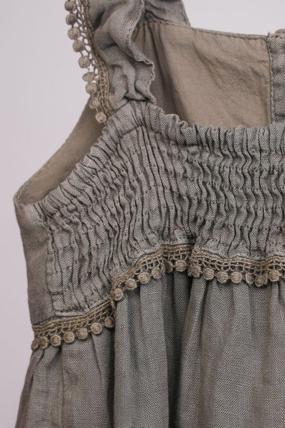Robe fille gris doux à bretelles volantées – Élégance naturelle & style intemporel