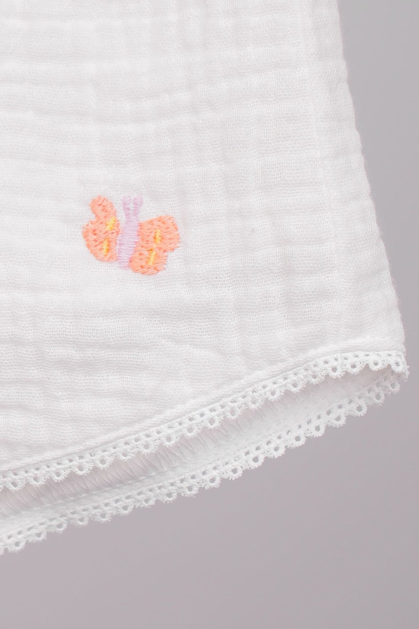 Ensemble fille brodé – Pureté & élégance artisanale