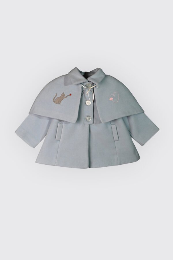 Manteau en lainage avec cape brodée