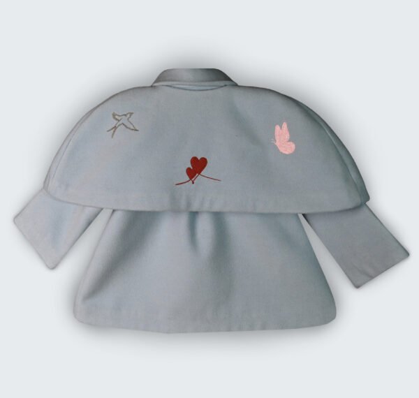 Manteau en lainage avec cape brodée – Image 3