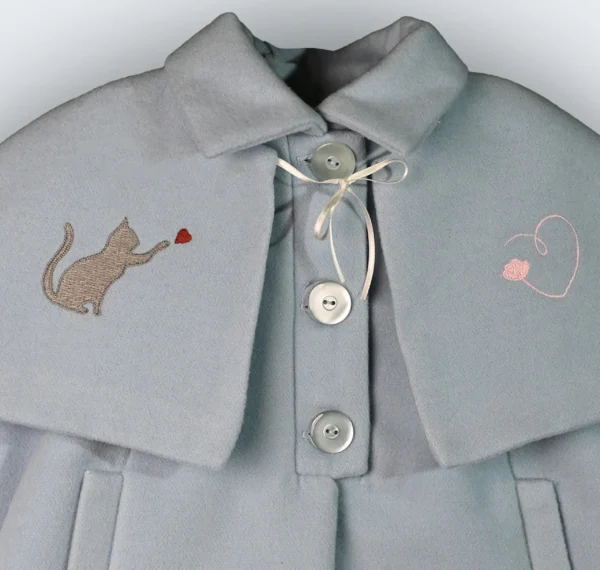 Manteau en lainage avec cape brodée – Image 2