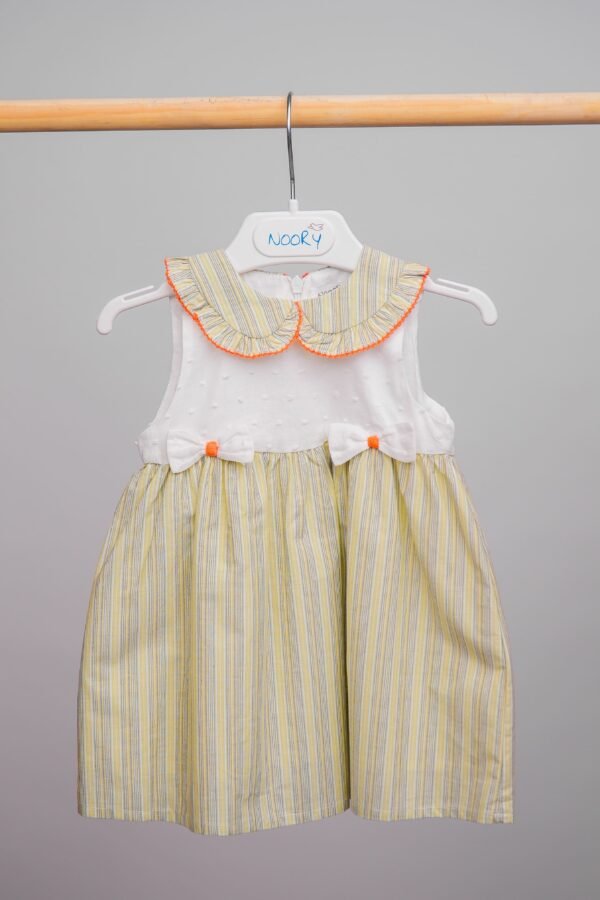 Robe bébé fille jeune avec col Claudine volanté