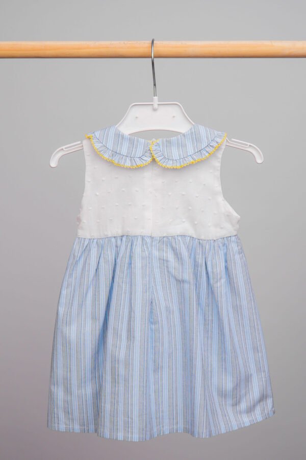 Robe bébé fille bleu avec col claudine volanté – Image 2
