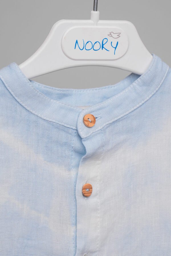 Chemise pour garçon avec son effet tie and dye bleu ciel – Image 2