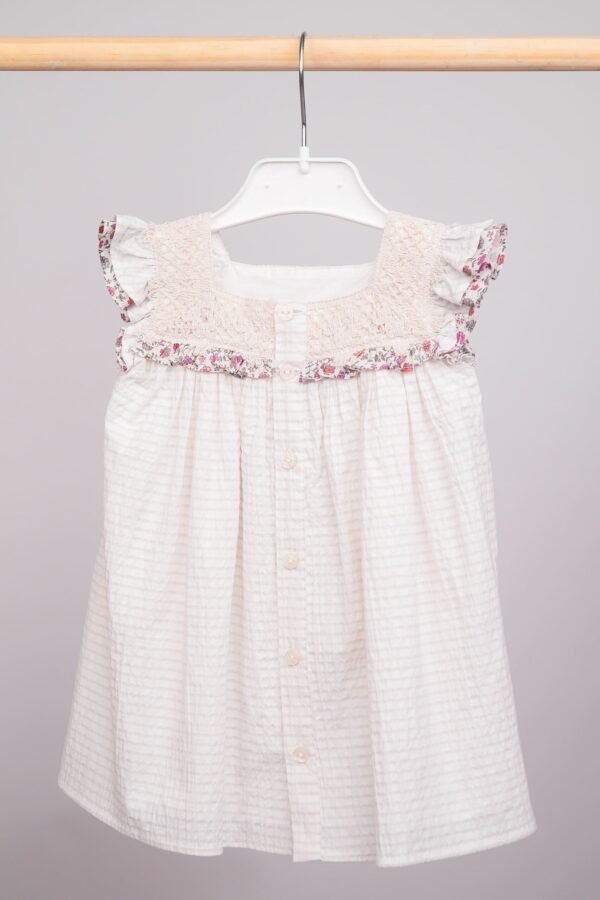 Robe beige pour bébé fille avec empiècement en macramé – Image 2