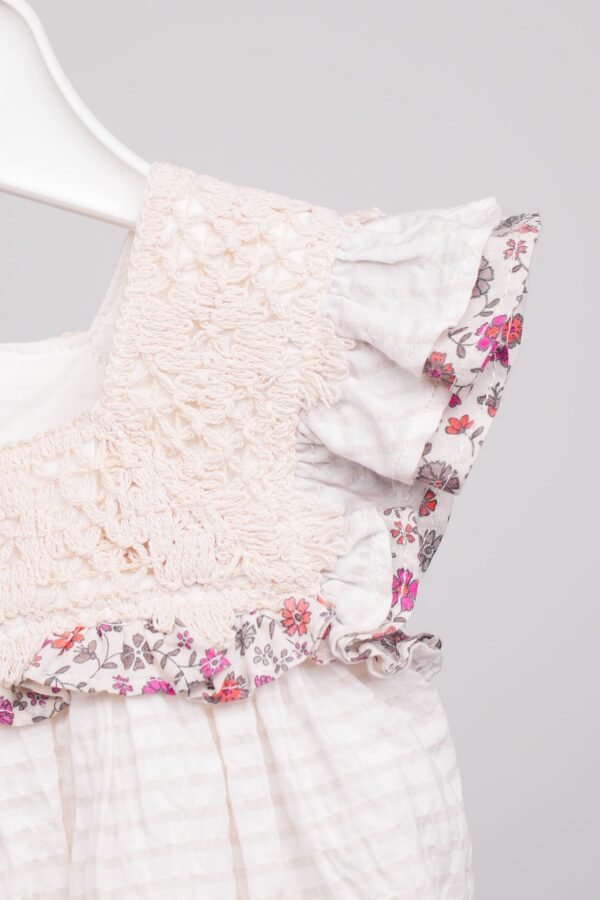 Robe beige pour bébé fille avec empiècement en macramé – Image 3