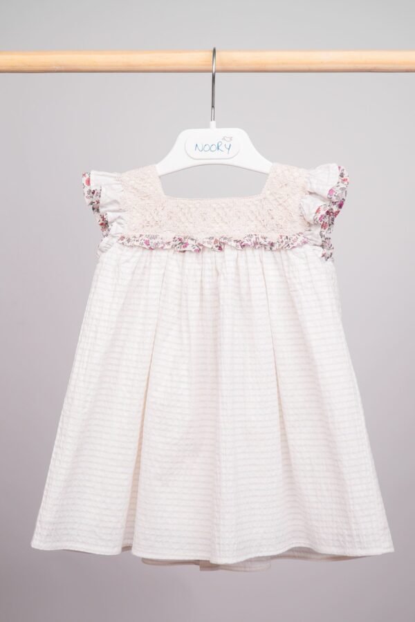 Robe beige pour bébé fille avec empiècement en macramé – Image 5