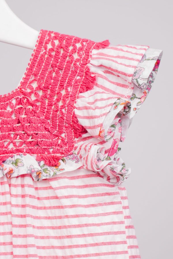 Robe rouge pour bébé fille avec empiècement en macramé – Image 2