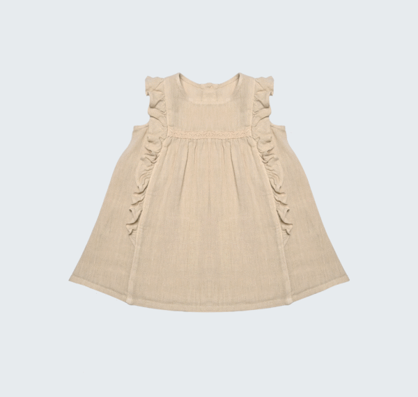 Robe en lin beige, naturel avec volant et galon macramé sur le devant