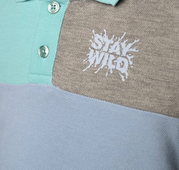 T-shirt polo tricolore en piqué 100% coton à col chemisier et sérigraphie – Image 2
