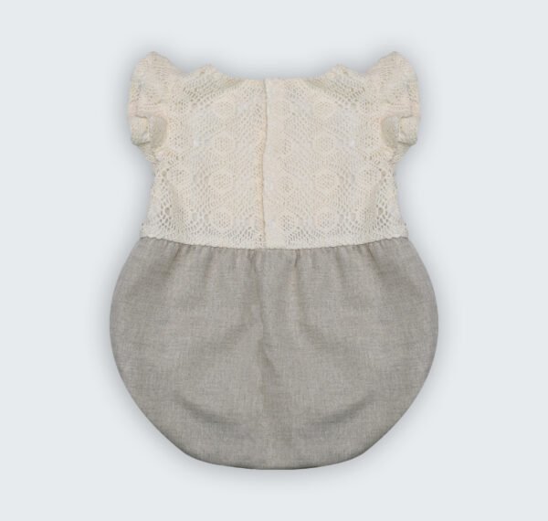 Barboteuse en macramé et lin naturel à manches volantées – Image 2