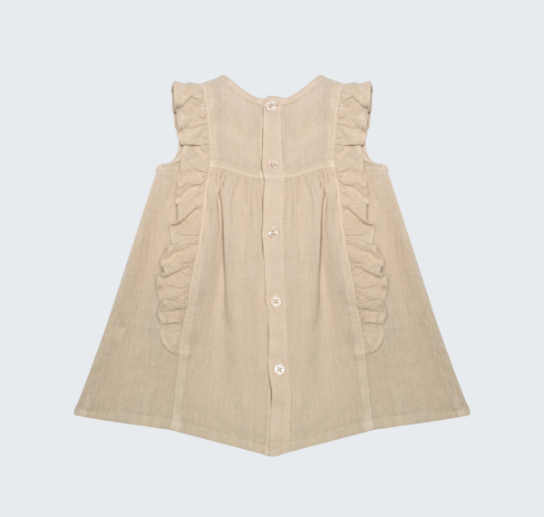 Robe en lin beige, naturel avec volant et galon macramé sur le devant – Image 4